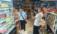 连系当地“发卖过时食物被惩罚”等实正在案例